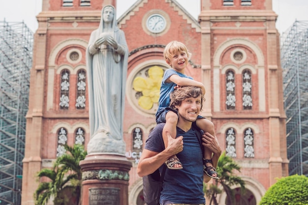 Père et fils en arrière-plan Cathédrale Notre-Dame de Saigon, construite en 1883 à Ho Chi Minh-Ville, Vietnam