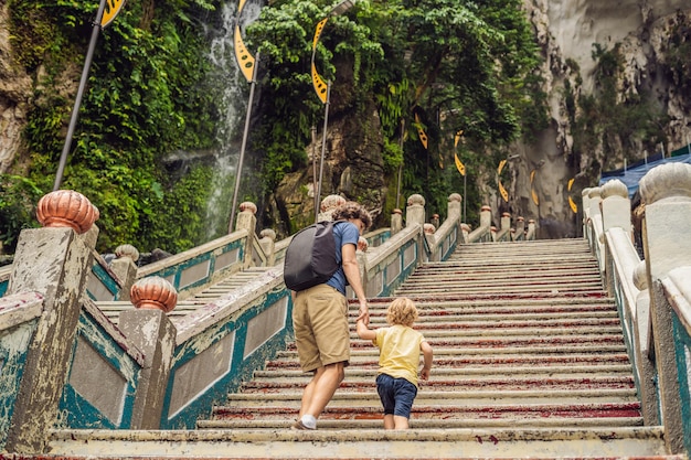 Père et fils à l'arrière-plan des grottes de Batu, près de Kuala Lumpur, en Malaisie. Voyager avec le concept d'enfants