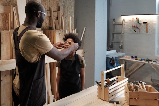 Père et fils en atelier