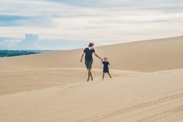 Père et fils au désert blanc. Voyager avec le concept des enfants.