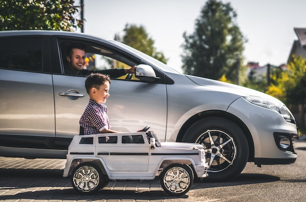 Le père et le fils au volant de leurs voitures