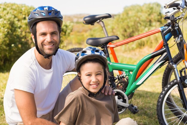 Père et fils sur une balade à vélo