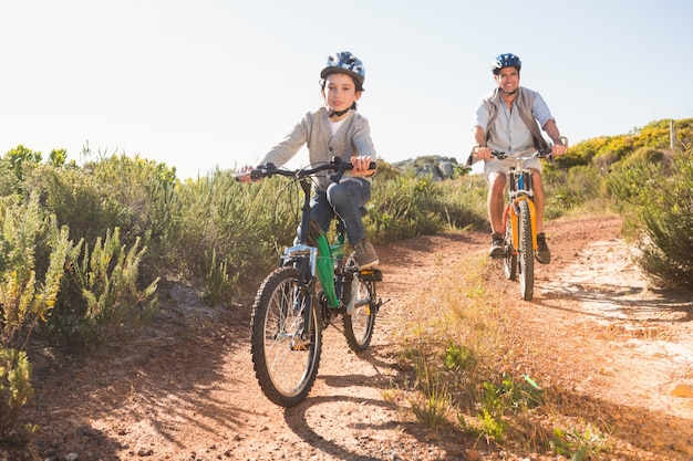 Père et fils sur une balade à vélo