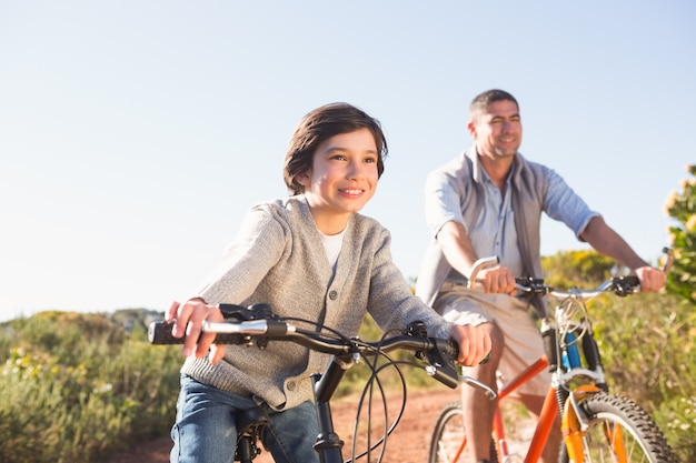 Père et fils sur une balade à vélo