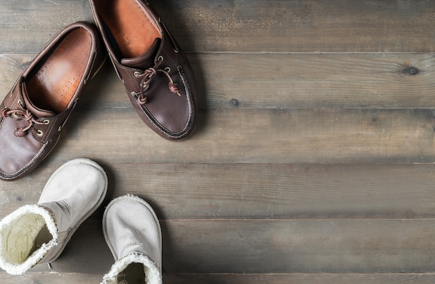 Père Et Fils Bottes En Cuir Marron Chaussures Sur Une Surface En Bois