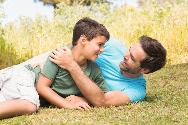 Père et fils à la campagne