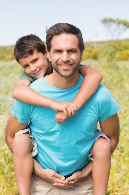 Père et fils à la campagne