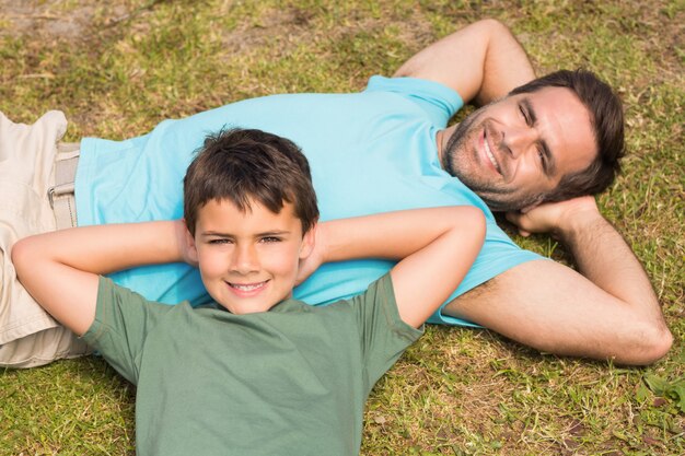 Père et fils à la campagne