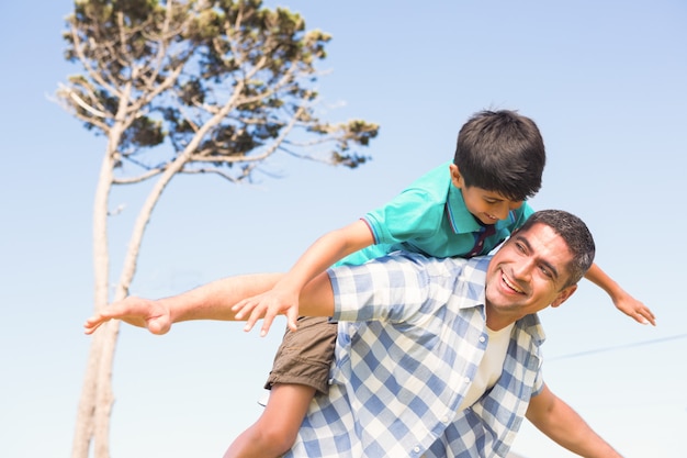 Père et fils à la campagne