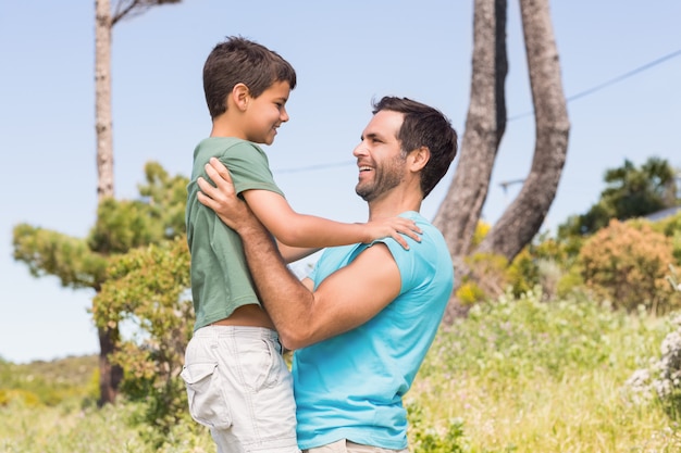 Père et fils à la campagne