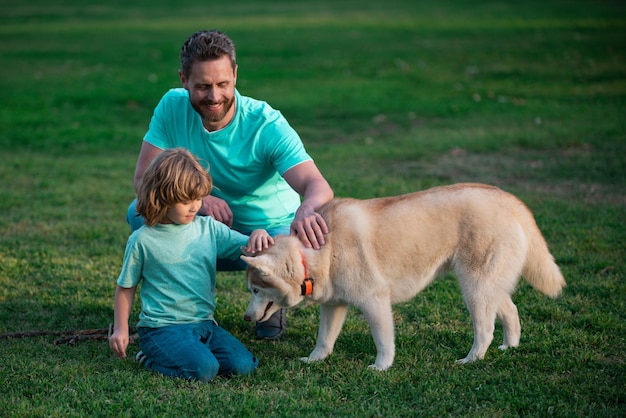 Père et fils avec chien pet outdoor