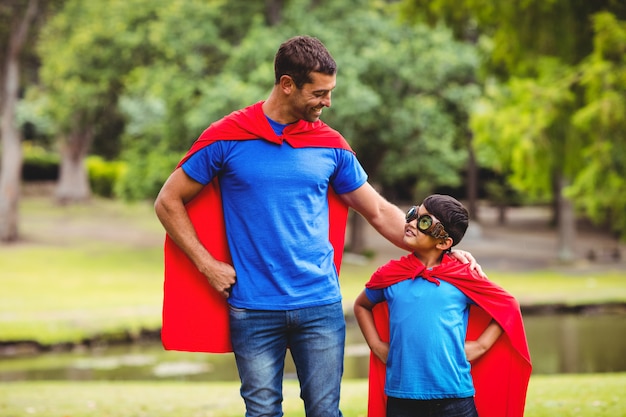 Père et fils en costume de super-héros