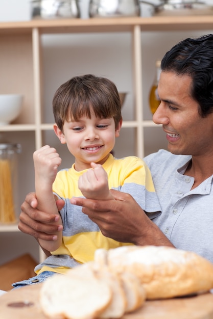 Père et fils coupant du pain