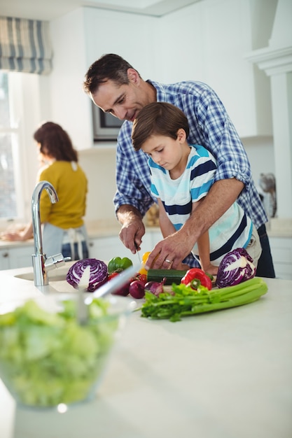 Père fils, couper, légumes, dans, cuisine