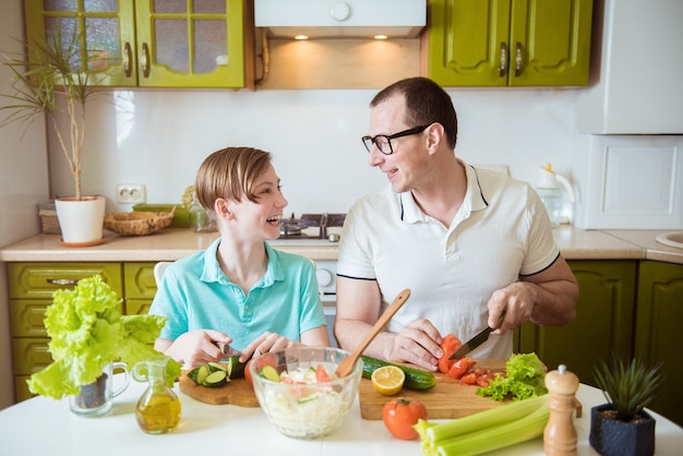 Père et fils cuisiner ensemble dans la cuisine