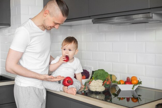 Photo père et fils dans la cuisine