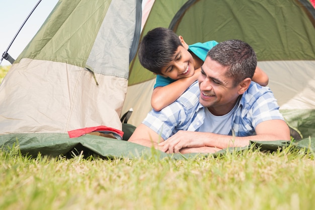 Père et fils dans leur tente à la campagne par une journée ensoleillée