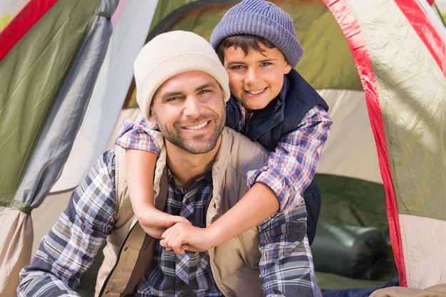 Père et fils dans leur tente