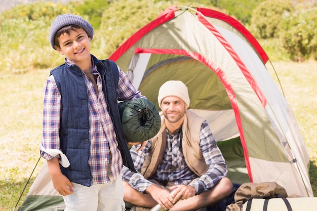Père et fils dans leur tente