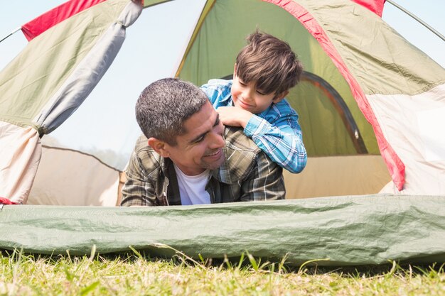 Père et fils dans leur tente