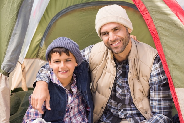 Père et fils dans leur tente