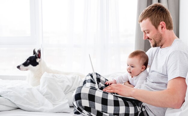 Père avec fils dans le lit