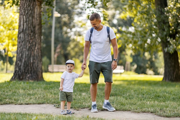 Père et fils dans la nature