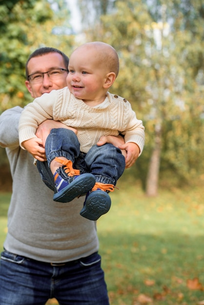 Père et fils dans un parc d'automne