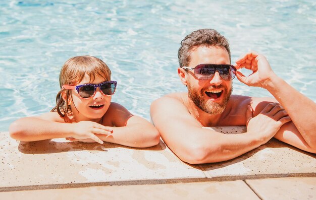 Père et fils dans la piscine Pool party Enfant avec papa jouant dans la piscine Concept de vacances d'été