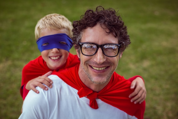 Père et fils déguisés en superman