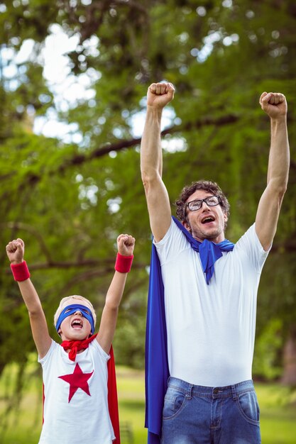 Père et fils déguisés en superman