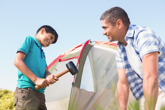 Père et fils dressant leur tente