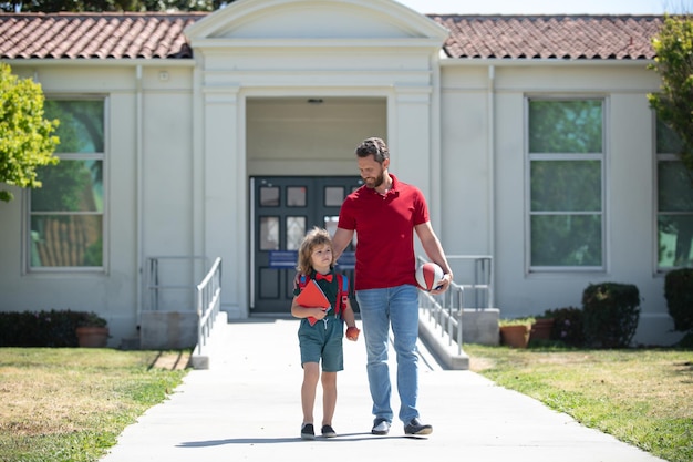 Père et fils Éducation familiale scolaire et concept de plein air