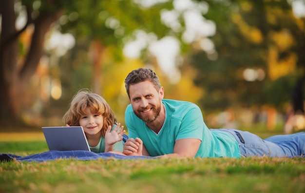 Père et fils écolier avec ordinateur portable