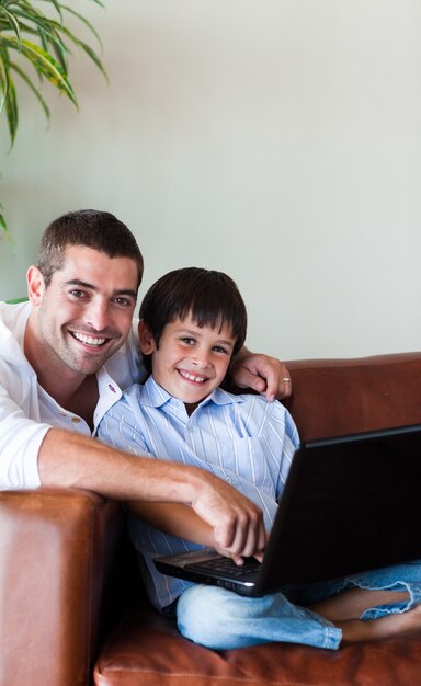 Père et fils ensemble avec un ordinateur