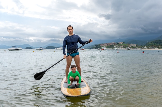 Père et fils ensemble sur un paddle board