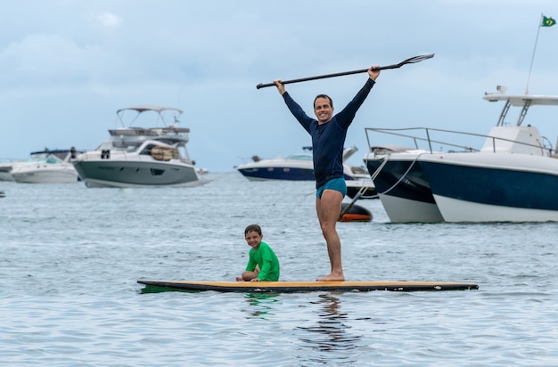 Père et fils ensemble sur un paddle board