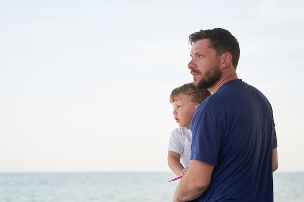 Père et fils ensemble sur la plage