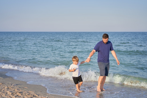 Père et fils ensemble sur la plage