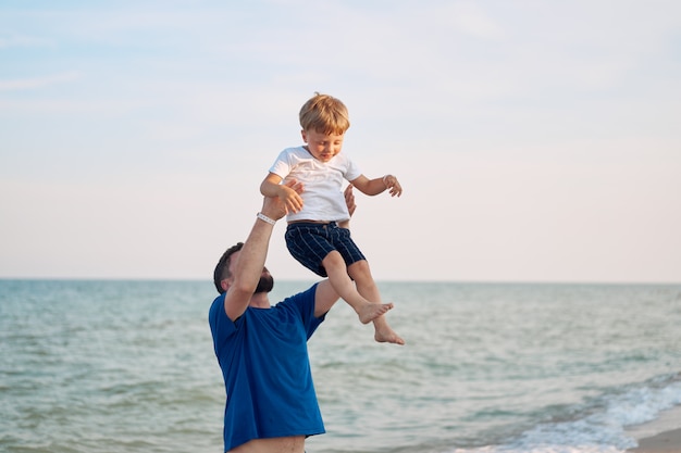 Père et fils ensemble sur la plage