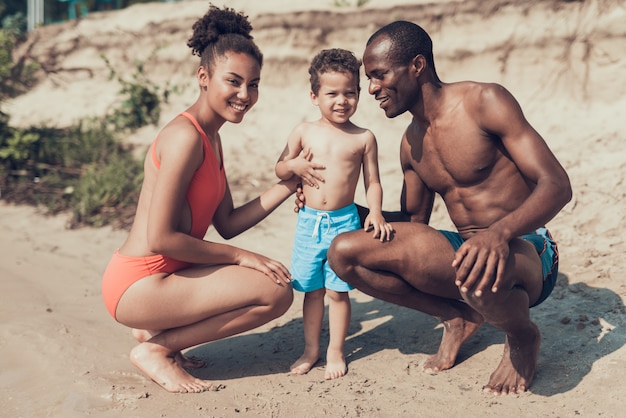 Père Et Fils Est Heureux Et Souriant.