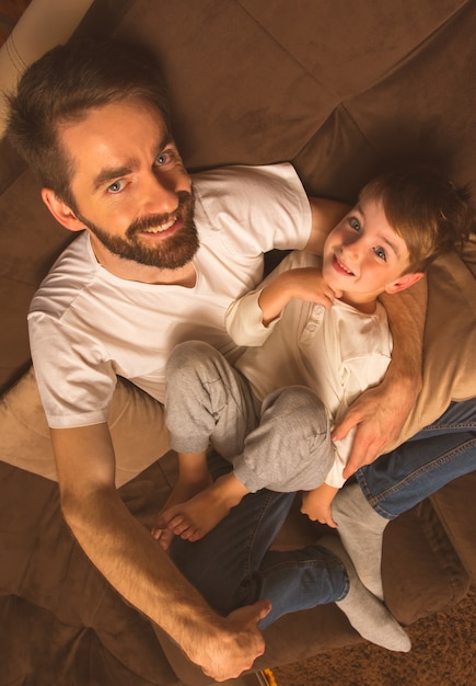 Le père et le fils étaient allongés sur le canapé