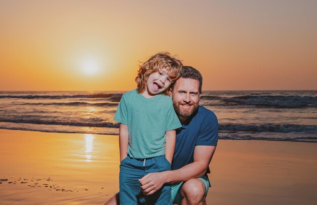 Père et fils étreignant sur la plage coucher de soleil câlin familial au lever du soleil mer