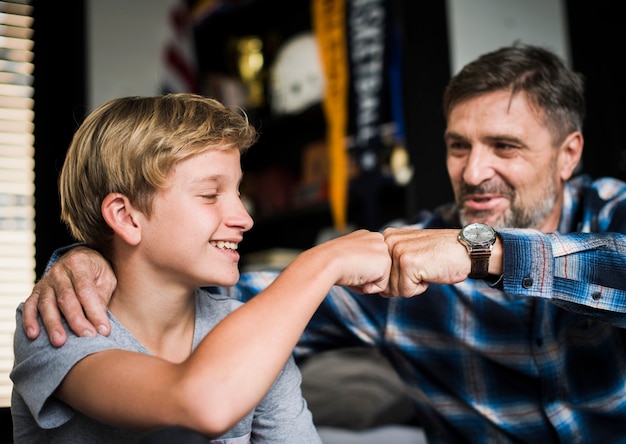 Père et fils faisant un coup de poing