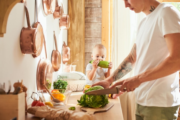 Photo père et fils faisant le déjeuner dans la cuisine