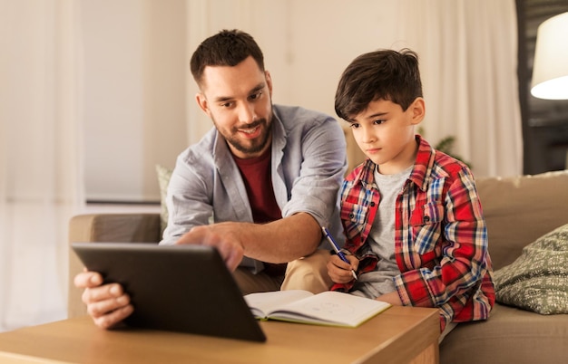 père et fils faisant leurs devoirs ensemble