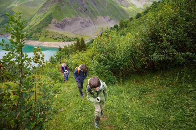 Père et fils faisant de la randonnée ensemble activités estivales de longue marche pour la famille dans les montagnes