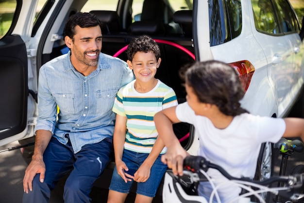 Père avec fils et fille s'amusant dans le parc