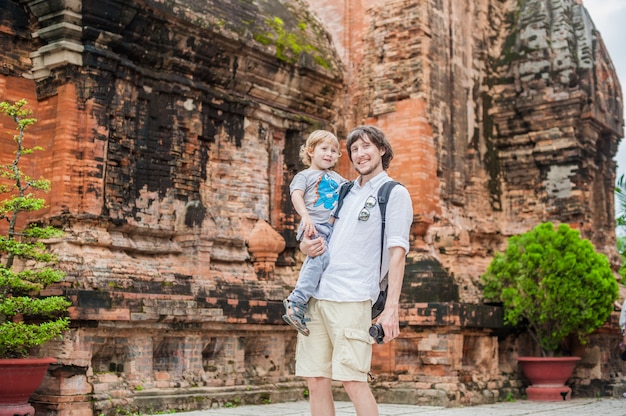 Père et fils fils au Vietnam. Po Nagar Cham Tovers.