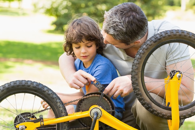 Père et fils fixant le vélo